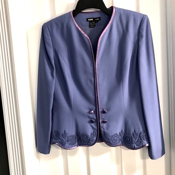 Remini Suit, Size 6 - Picture 4 of 13